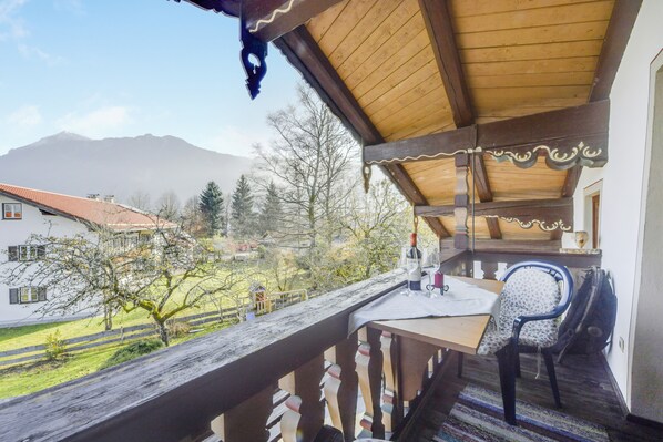 Outdoor dining - Holiday Apartment "Beim Kreuzfelder Zwiesl" with Garden, Balcony & Mountain View (Inzell)
