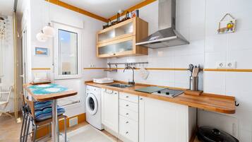 Fridge, oven, stovetop, coffee/tea maker