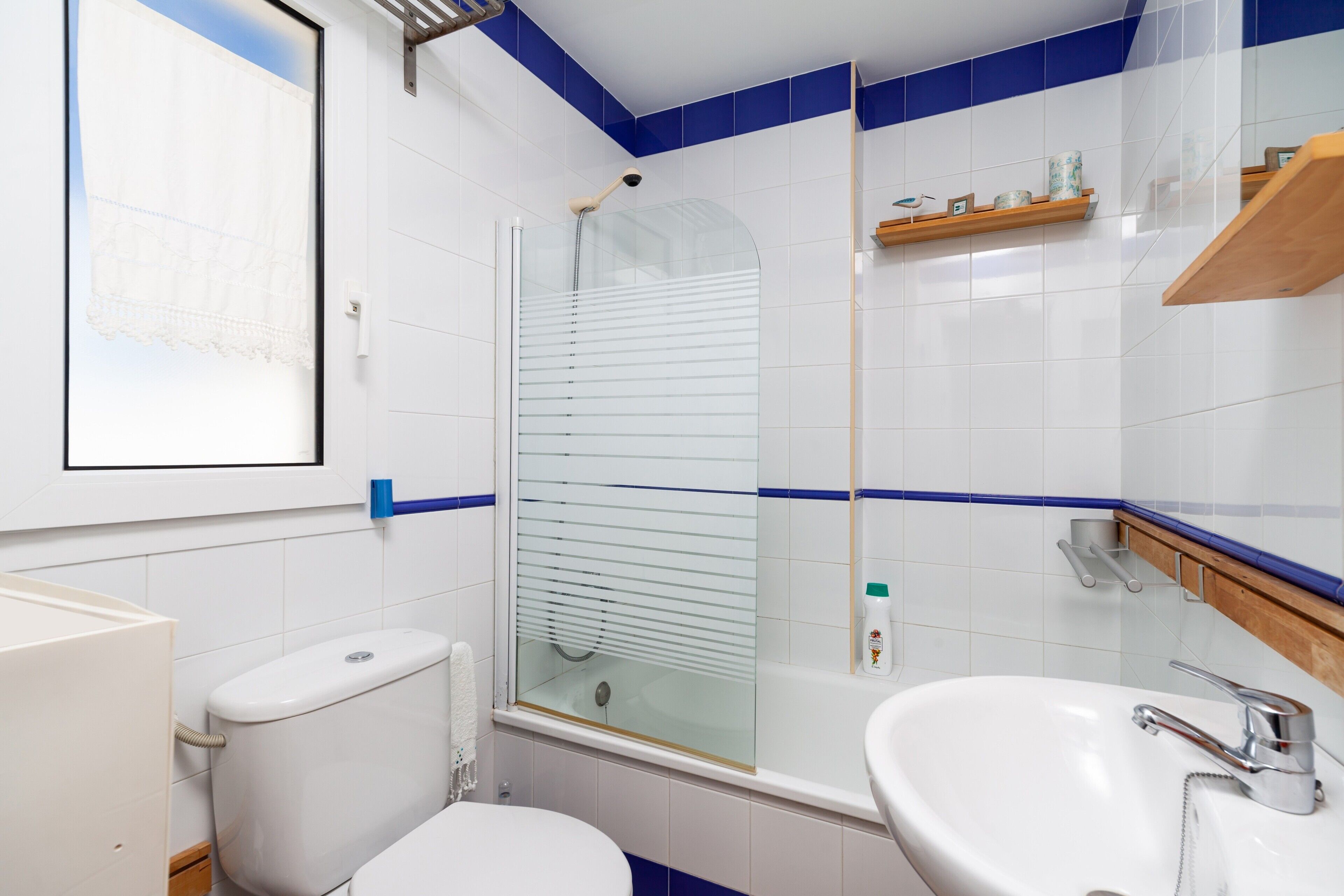 Badewanne, Haartrockner, Handtücher