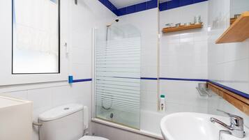 Badewanne, Haartrockner, Handtücher
