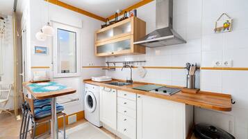 Kühlschrank, Ofen, Herdplatte, Wasserkocher mit Kaffee-/Teezubehör