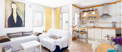 Een televisie, een dvd-speler en een stereo