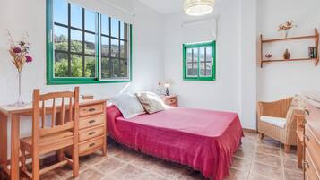 4 chambres, fer et planche à repasser, Wi-Fi gratuit, draps fournis