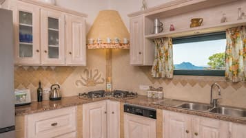 Frigorifero, microonde, forno, piano cottura