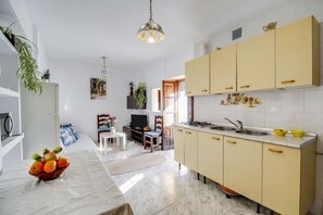 Kylskåp, mikrovågsugn, spishäll och diskmaskin