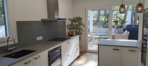 Réfrigérateur, micro-ondes, four, plaque de cuisson