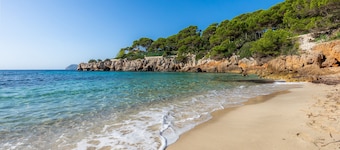 Spaziosa Villa "Casa de Cala Gat" con vista mare e vista montagna, Wi-Fi, giardino e terrazza; Parcheggio disponibile.