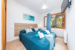 4 bedrooms, iron/ironing board, free WiFi, bed sheets