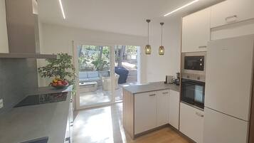 Een koelkast, een magnetron, een oven, een kookplaat