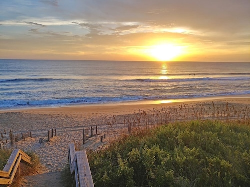 Ocean Views From Deck, Includes 2 Beach Chairs + 1 Umbrella, 2min drive to beach