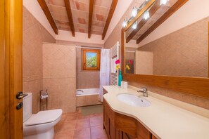 Baignoire, articles de toilette gratuits, sèche-cheveux
