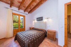 3 slaapkamers, een strijkplank/strijkijzer, gratis wifi, beddengoed