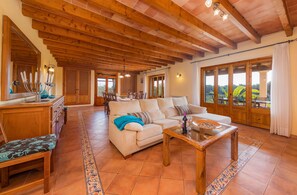 Een televisie en een dvd-speler