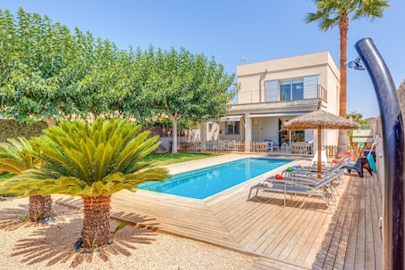 Pool. Wunderschöne Villa Ronda Estación mit Pool, Terrasse, Garten, WLAN und Klimaanlage; Straßenparkplätze vorhanden