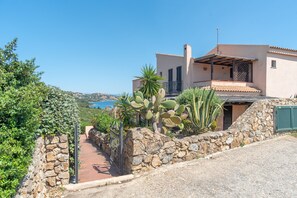 Exterior - Holiday Apartment with Panoramic Sea View and Balcony; Parking Available; Pets Allowed (Palau)