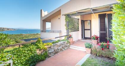 Appartement de vacances avec vue panoramique sur la mer et balcon ; places de parking disponibles ; animaux domestiques admis.
