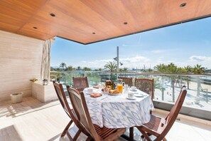 Outdoor dining - Luxurious Apartment with Wi-Fi, Balcony, and Sea View (ALCUDIA)