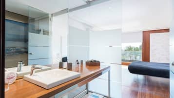 浴缸、風筒、提供毛巾