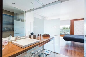 Badewanne, Haartrockner, Handtücher