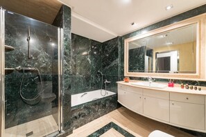 Bathtub, hair dryer, towels - Luxurious Apartment with Wi-Fi, Balcony, and Sea View (ALCUDIA)