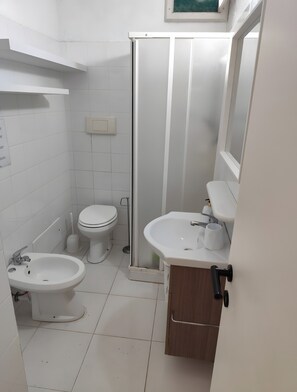 Ducha, secador de pelo, toallas