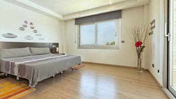 3 slaapkamers, een strijkplank/strijkijzer, gratis wifi, beddengoed