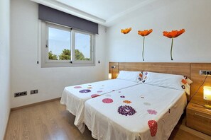 3 slaapkamers, een strijkplank/strijkijzer, gratis wifi, beddengoed