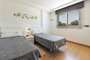 3 slaapkamers, een strijkplank/strijkijzer, gratis wifi, beddengoed