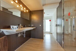 Een bad, gratis toiletartikelen, een haardroger, handdoeken