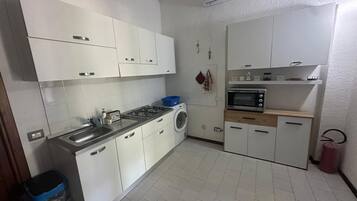 Kylskåp, mikrovågsugn, ugn och spishäll