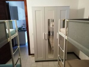 2 chambres, fer et planche à repasser, Wi-Fi gratuit, draps fournis