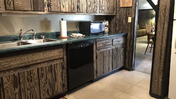 Kylskåp, mikrovågsugn, ugn och spishäll