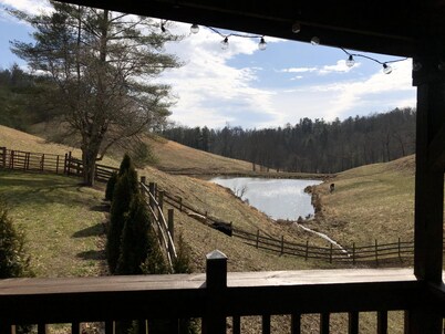 Secluded Large Group Cabin with a hot tub and wi-fi