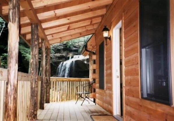 Terrace/patio - Secluded Cabin with a private waterfall at Spirit Lake and internet (Rogers)