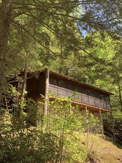 Cozy secluded cabin with rock overhand and Wi-Fi