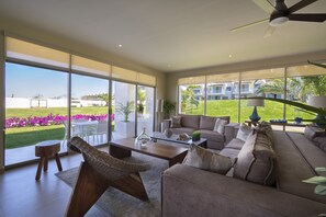 Smart TV, music library, stereo - NEW CONDO 3BR/3BTH with arch view at Vista Vela condos (Cabo San Lucas)