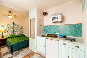 ثلاجة، ميكروويف، موقد طهي مسطح، ماكينة لصنع القهوة/الشاي