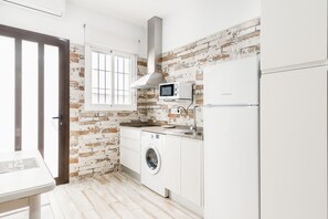 Réfrigérateur, micro-ondes, plaque de cuisson, cafetière/bouilloire