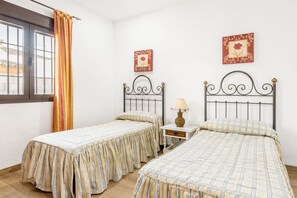 4 dormitorios, tabla de planchar con plancha, wifi gratis y ropa de cama