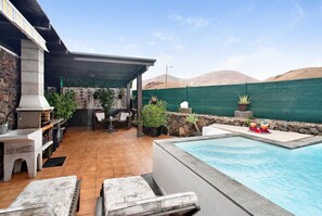 Pool - Beautiful Holiday Home “Casa Lancelot” with Sea View, Mountain View, Wi-Fi (La Vegueta, Tinajo)