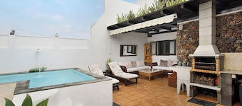 Beautiful Holiday Home “Casa Lancelot” with Sea View, Mountain View, Wi-Fi