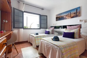 2 室のベッドルーム、アイロン / アイロン台、WiFi (無料)、ベッドシーツ