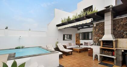 Beautiful Holiday Home “Casa Lancelot” with Sea View, Mountain View, Wi-Fi