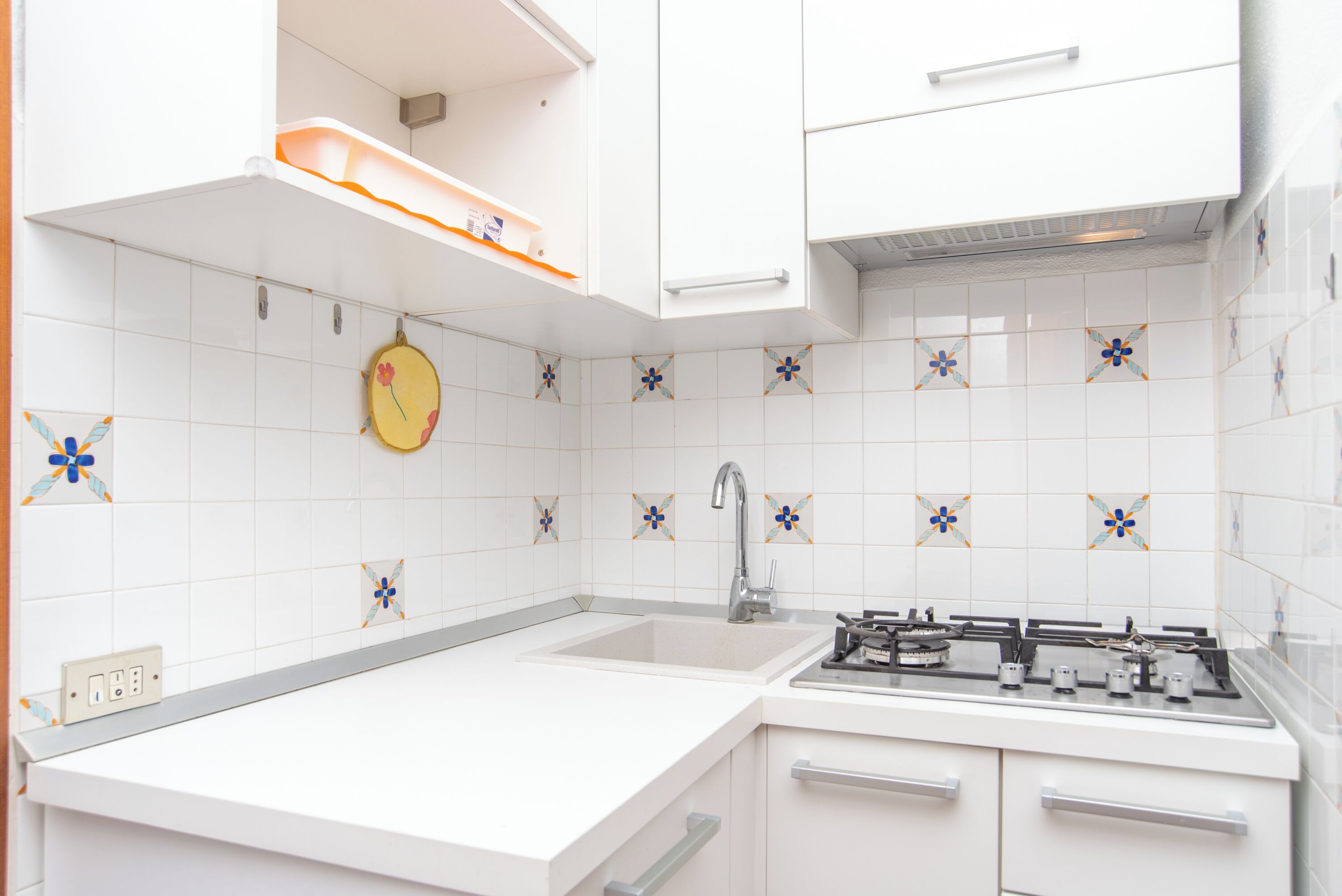 Réfrigérateur, micro-ondes, plaque de cuisson, lave-vaisselle