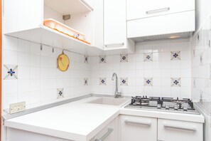 Kjøleskap, mikrobølgeovn, kokeplater og oppvaskmaskin