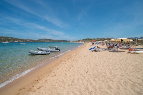 Una spiaggia nelle vicinanze. Flat La Quercia – Vista mare Nel centro di Porto Rafael