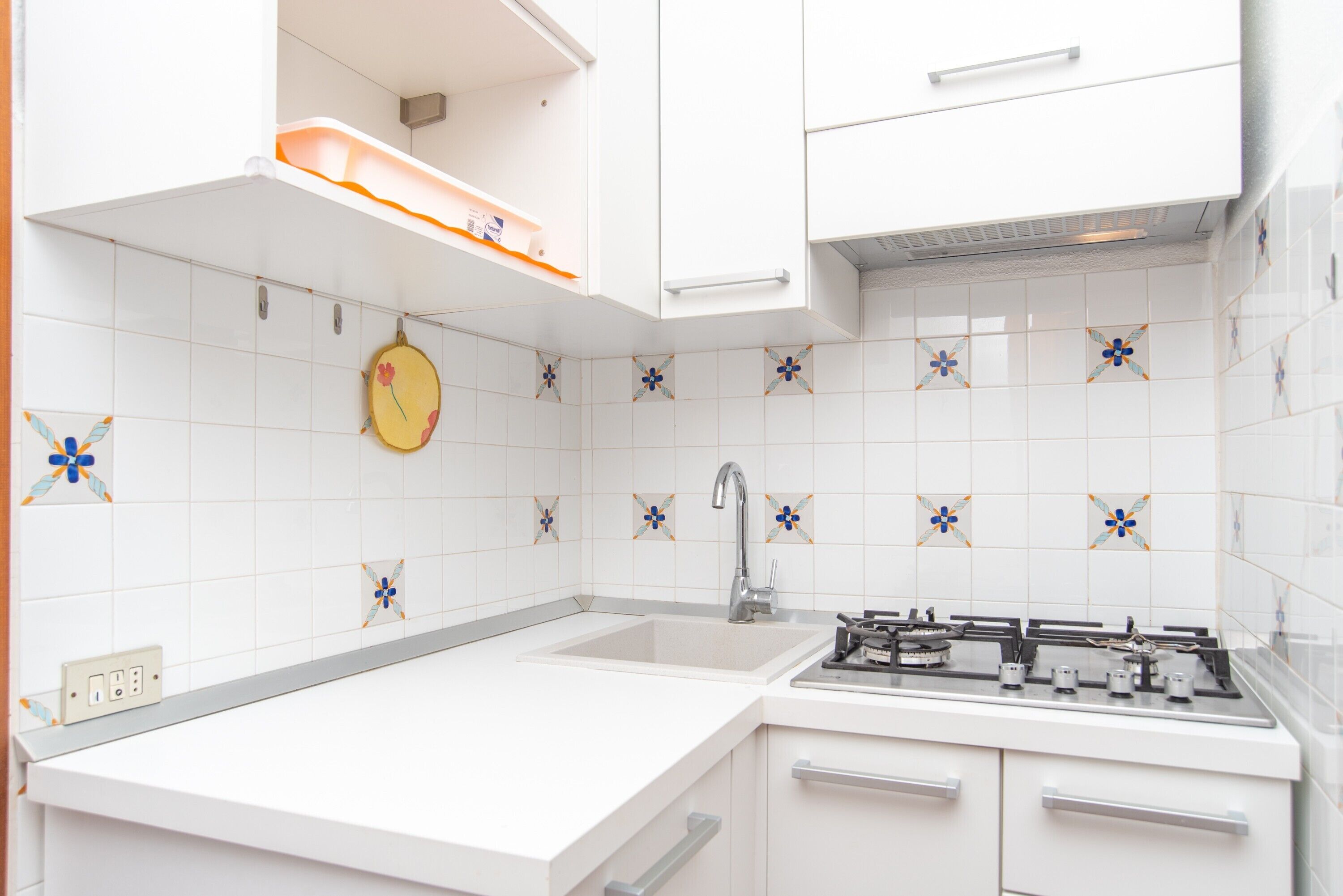 Jääkaappi, mikroaaltouuni, liesi, astianpesukone