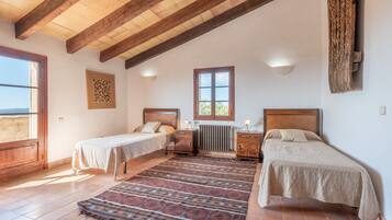 4 bedrooms, iron/ironing board, free WiFi, bed sheets