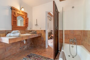 Baignoire, sèche-cheveux, serviettes fournies