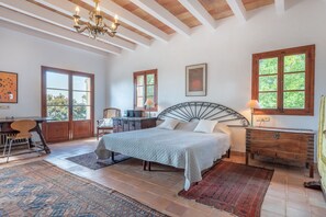 4 slaapkamers, een strijkplank/strijkijzer, gratis wifi, beddengoed